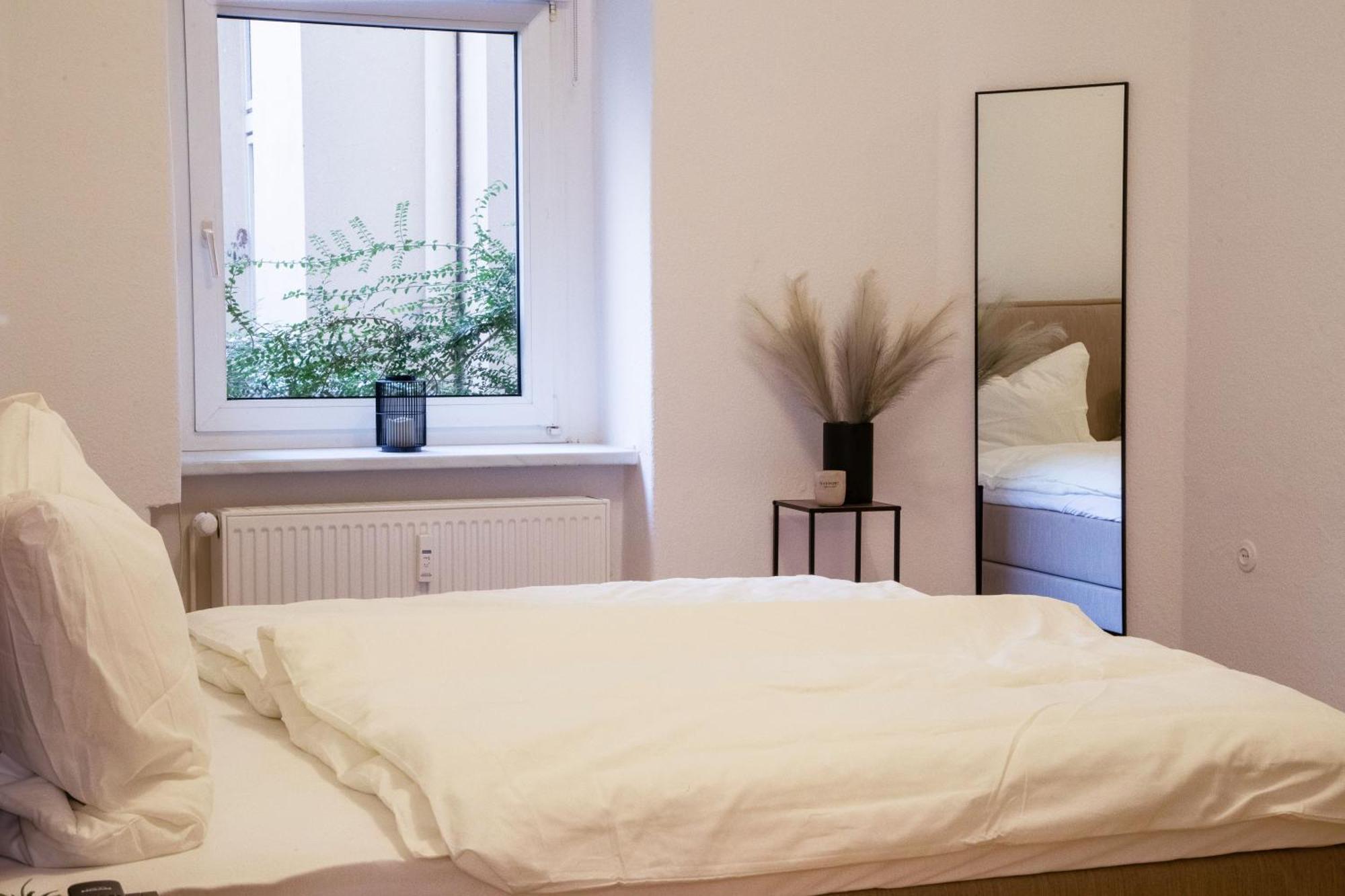 Massagesessel, King-Sized Bed, Billardtisch, 2 Couches Apartment Berlin Exterior photo